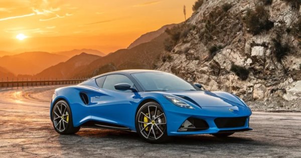 Lotus Emira предлага мощност и незначителни разлики в сравнение с 911. Не е евтин, но по- евтин. Наличен е 3,5-литров V6 с компресор, който е пренесен от вече несъществуващите модели Exige и Evora, на цена малко под базовата 911. Тръгва около струва около 180 бона у нас, преди да бъдат добавени опции..
2,0-литровият двигател с турбокомпресор, който задвижва базовата версия на Emira, произвежда 360 конски сили, което е рекорд за всички времена за автомобили Lotus с четири цилиндъра. Освен това не е далеч от мощността на V6 от 400 коня. По-яката версия вдига 100 километра в час за 4,3 секунди. Независимо кой двигател използвате, Emira изглежда и се усеща специално. Предлага стил на суперавтомобил и ще изпъкне дори в паркинг, пълен с 911-ки.